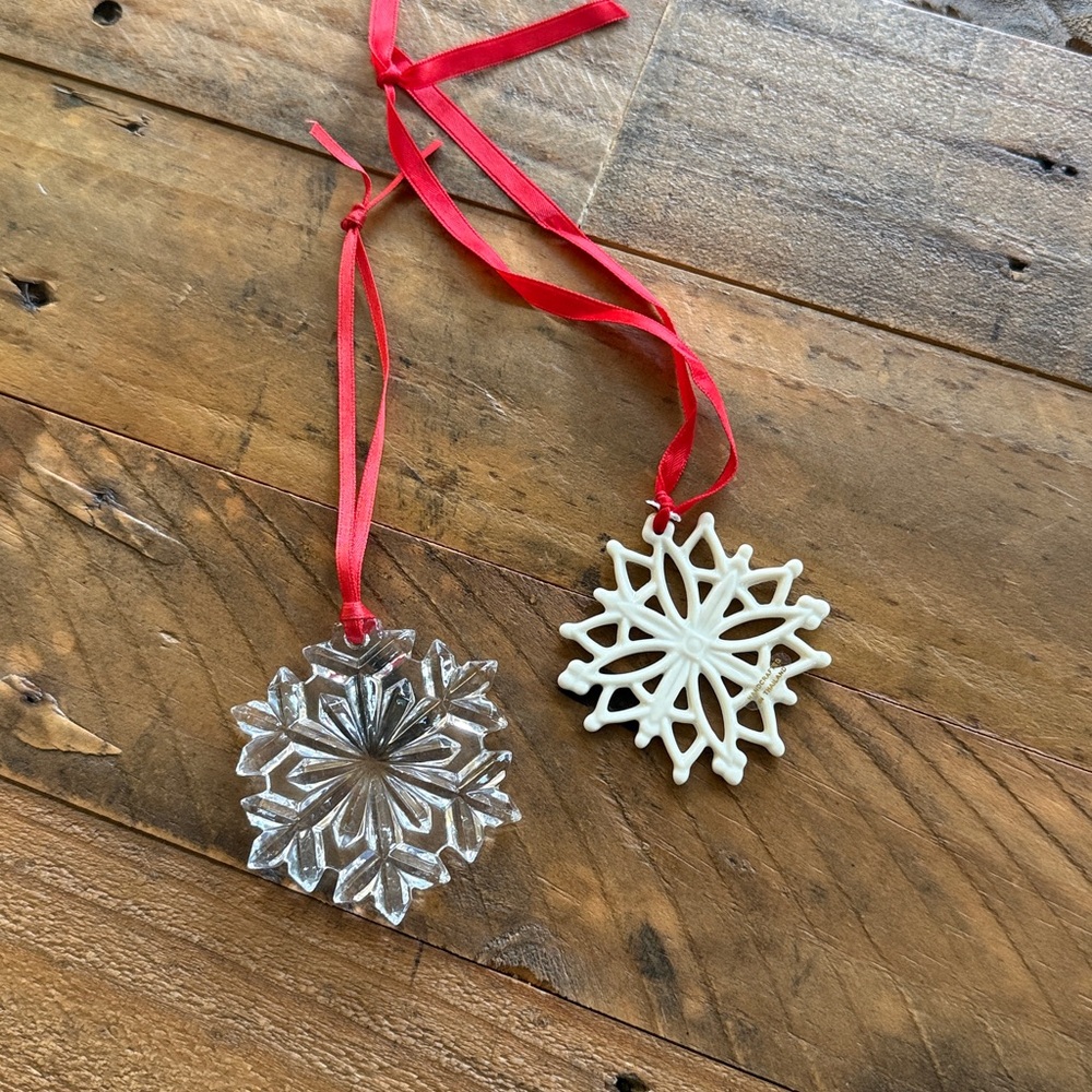 Pair of Elegant Snowflake ChristmasOrnament with Red Ribbon-one white, one clear